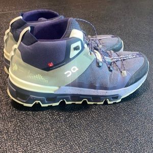 On Cloud Women’s Hiking Boots Sz 10